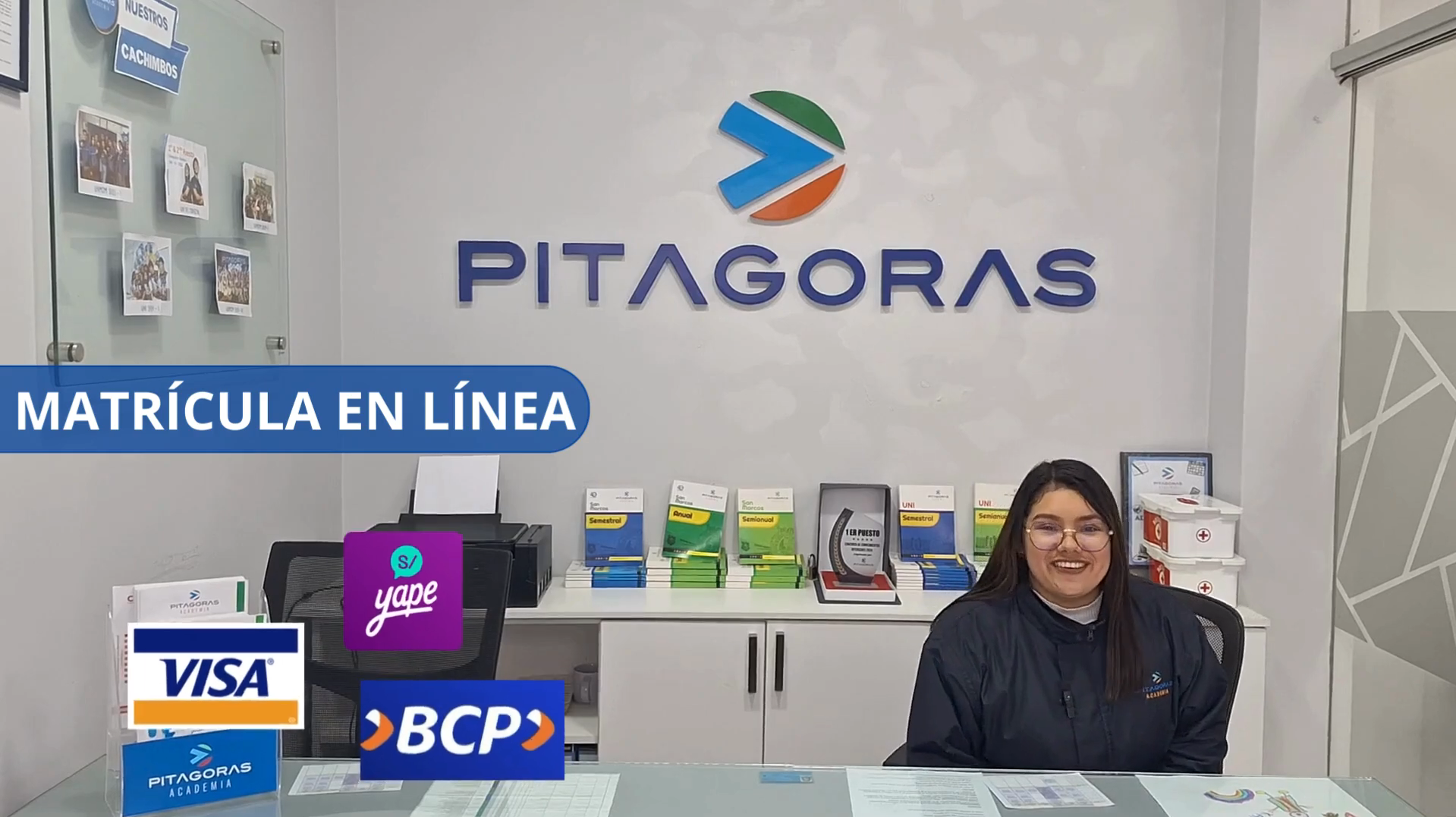 Recepcionista de la Academia Pitágoras brindando orientación sobre matrícula en línea con materiales de los ciclos Anual, Semestral y UNI a la vista, y opciones de pago por Yape, Visa y BCP